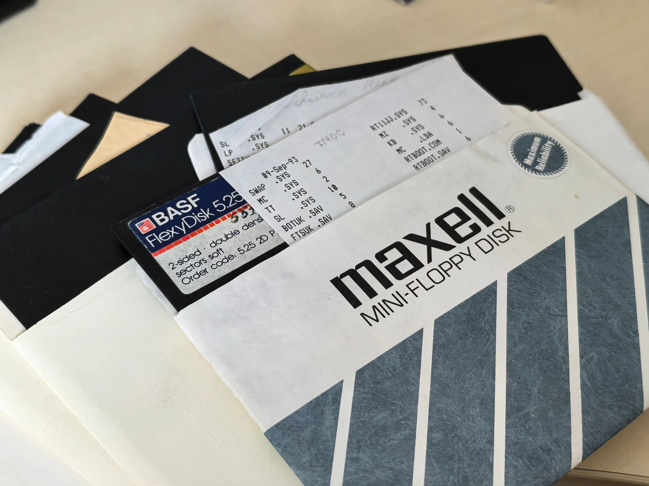 Старые дискеты BASF и Maxell с бумажными распечатками каталогов