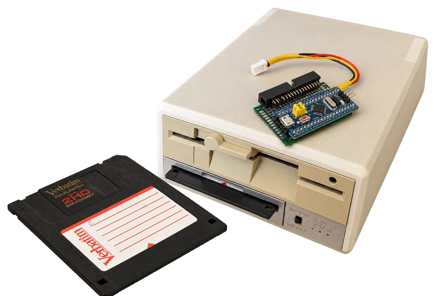 Черная дискета Verbatim, двухдисководный блок и небольшой USB-адаптер на плате STM32