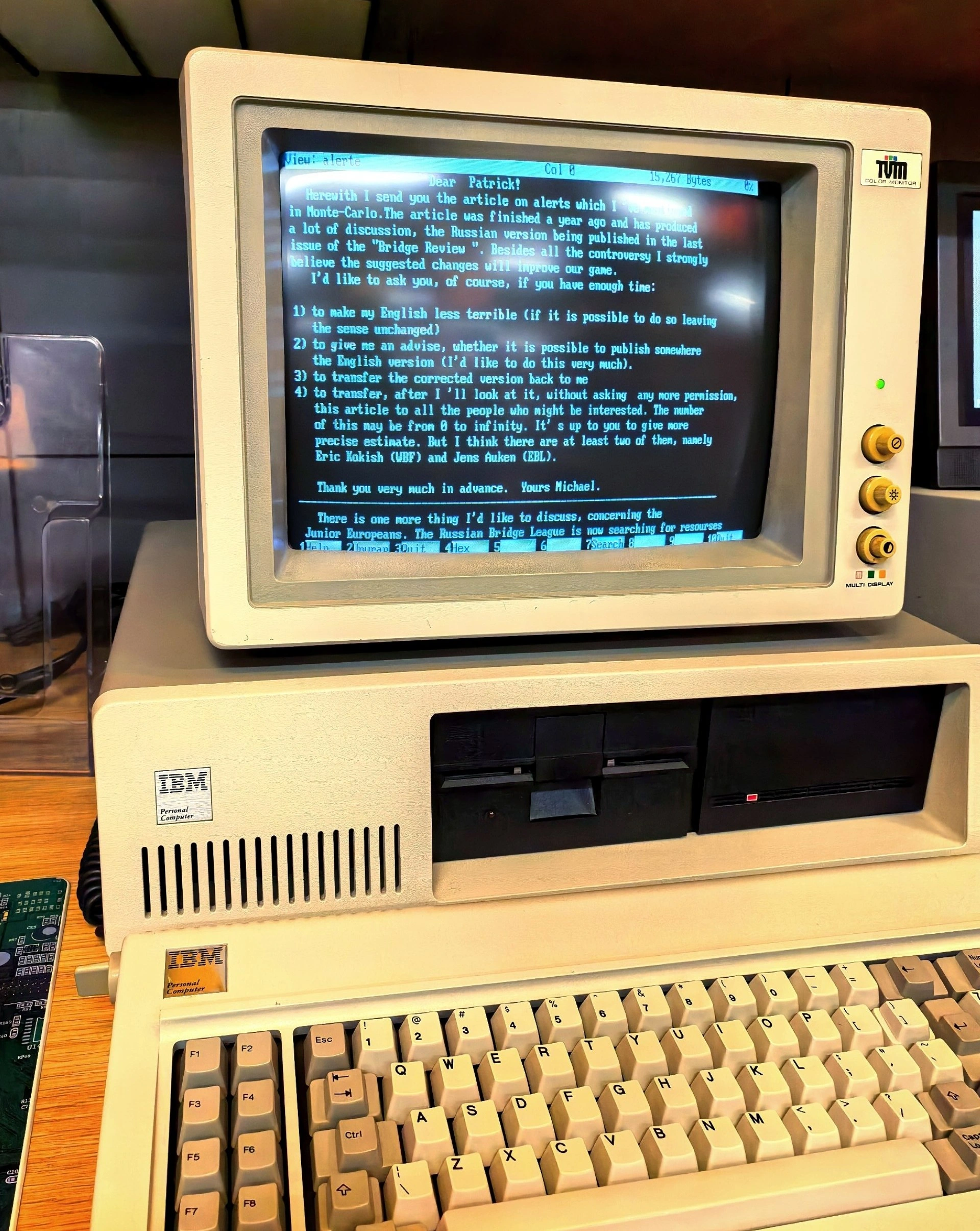 На экране музейного IBM PC открыто английское письмо с дискеты 1996 года