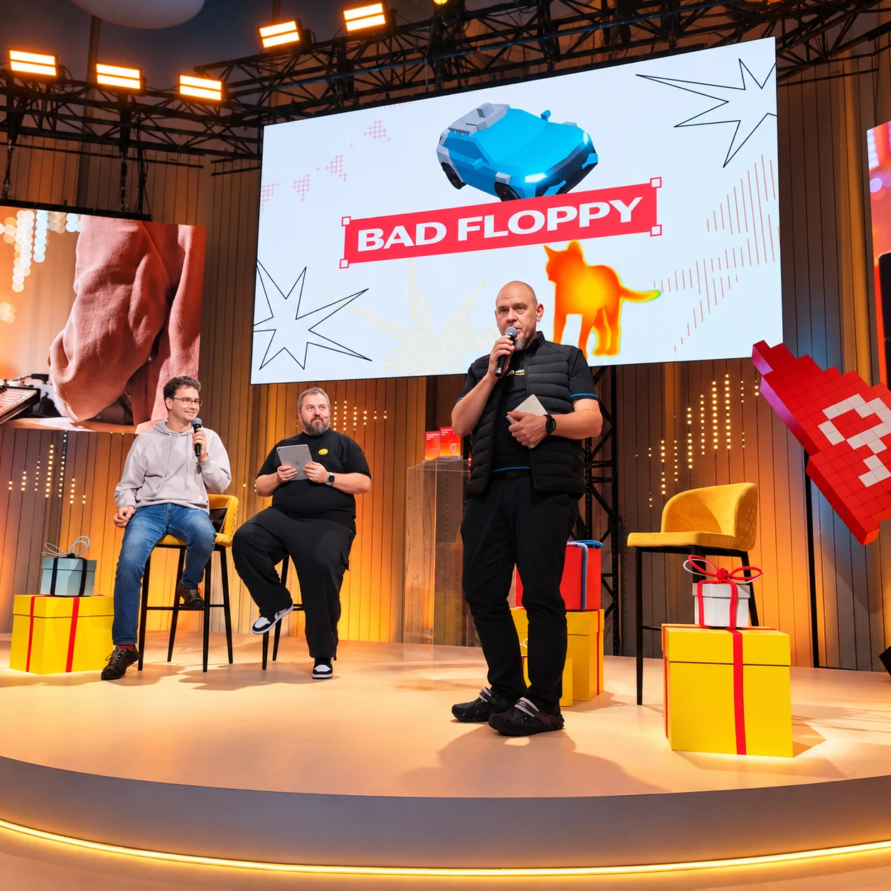 Женя Варнаков выступает с микрофоном на фоне экрана Bad Floppy